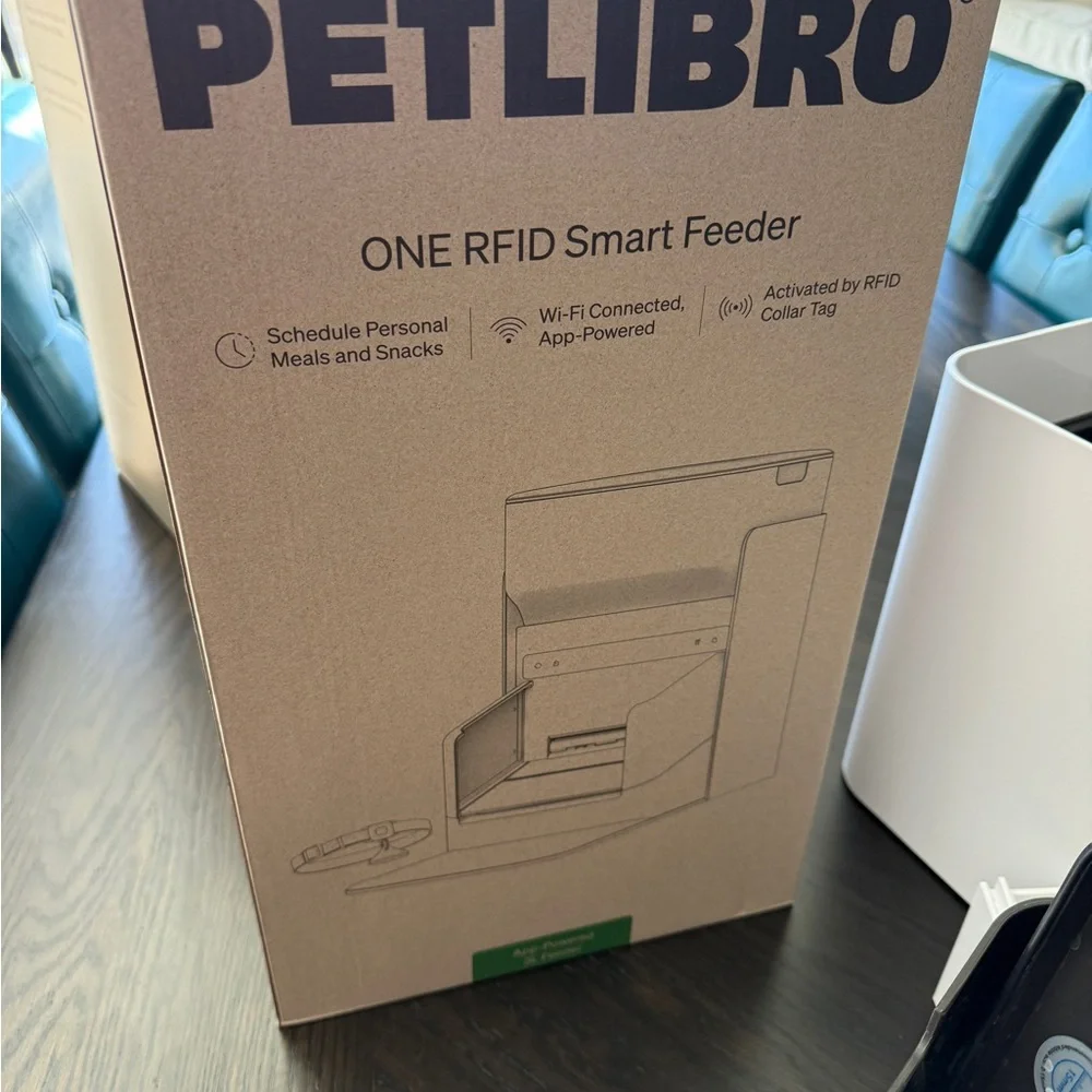 Automatic Cat Feeder - Black and White